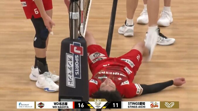 歓喜する名古屋の選手