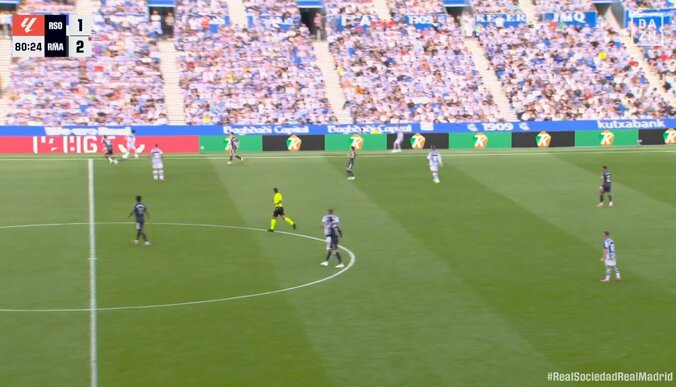 異次元！久保建英、RマドリードDFの密着マークをかわす華麗なダイレクトヒールパス炸裂の瞬間「うますぎる」 4枚目