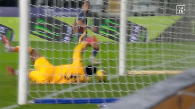 「人生であんなセーブは見たことがない…」鈴木彩艶の“衝撃の反射神経”にローマDFが驚愕！ ライン上ギリギリでかきだした奇跡の瞬間 3枚目