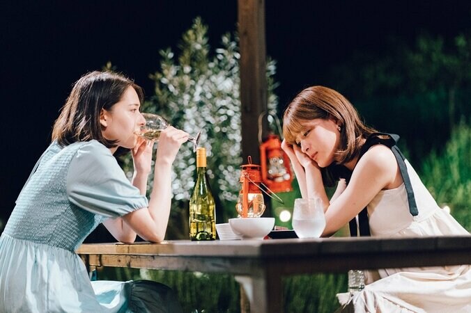 失恋した女優2人、サシ飲みで恋愛暴露トーク「嫉妬するよね」「何？その愛おしそうな目って」『ドラ恋～Kissing the tears away～』 1枚目