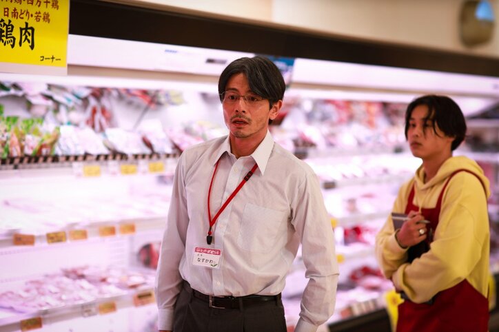 バイトと不倫中のスーパー店長…車内で抱擁し囁く愛の言葉に違和感「デートはできないけど…」『泥濘の食卓』