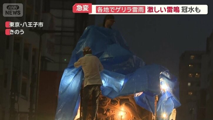 シートがかぶせられた山車
