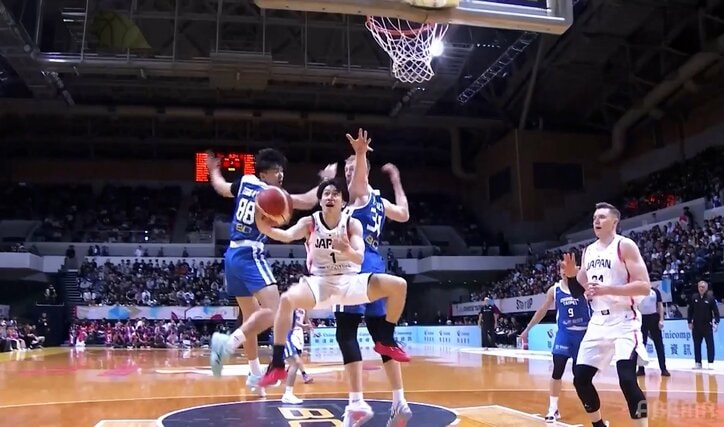 ダブルクラッチからシュートを放つ齋藤拓実