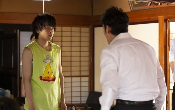 草なぎ剛＆MEGUMI＆中村倫也がきょうだいに　映画『台風家族』より場面写真到着