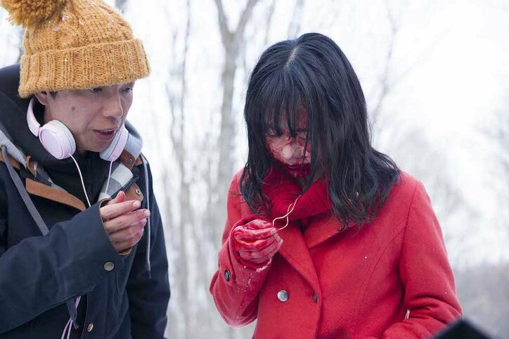 映画『ミスミソウ』がミニシアターランキング2位に！“大ヒット祝い”山田杏奈メイキング写真解禁