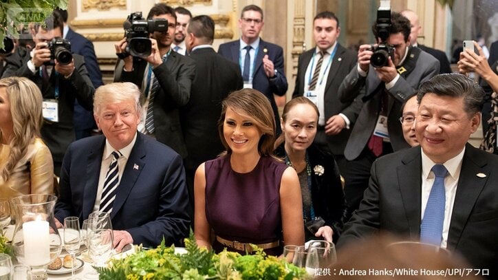 2018年11月30日、アルゼンチンのブエノスアイレスにあるテアトロ・コロンにて、ドナルド・J・トランプ大統領とメラニア・トランプ大統領夫人が、G20の他の首脳やその配偶者、招待客らと共に集ま​​った。