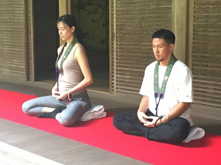 妊娠中の妻・高橋ユウと寺で座禅「修行僧になる覚悟で来た」