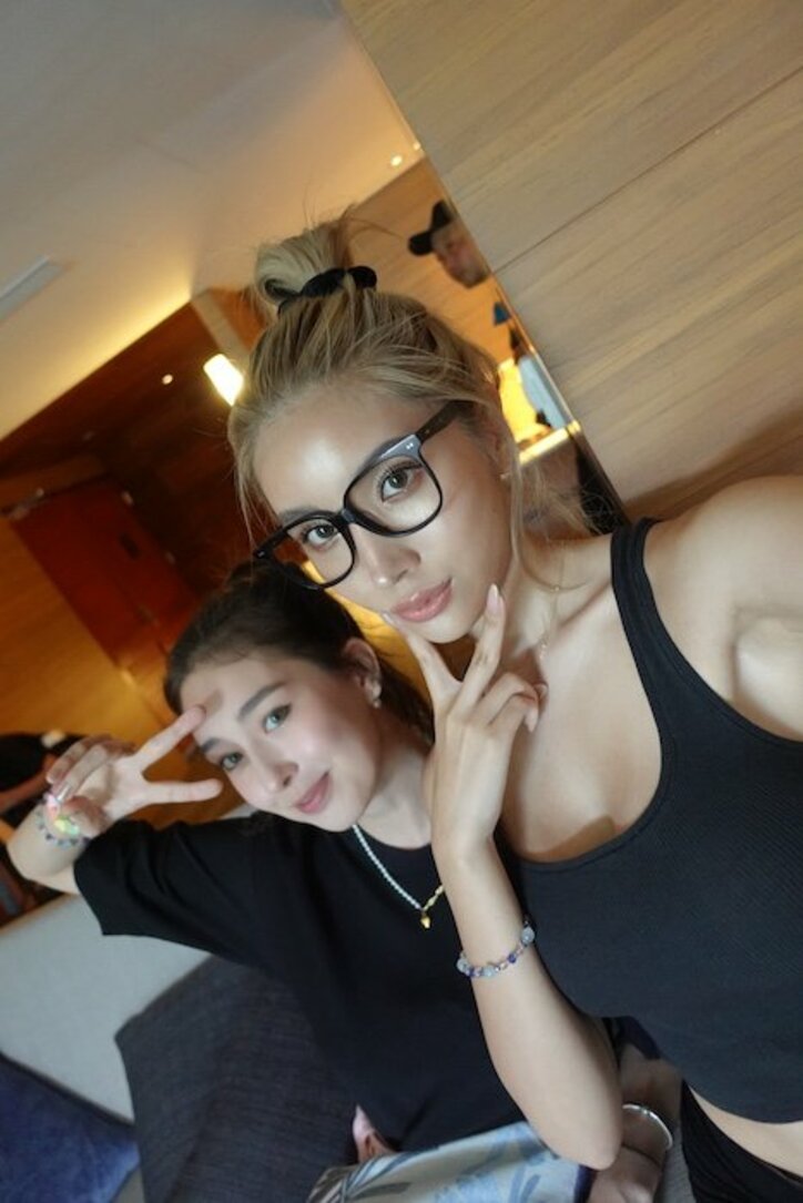 女王様系セクシー美女・レオナ様の水着オフショットなどを一挙公開 大胆なビキニ姿からラフな眼鏡姿まで『シャッフルアイランド Season3』