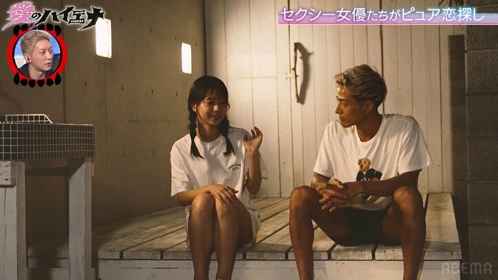 20歳新人セクシー女優、美脚あらわなミニ丈部屋着で若手イケメン社長と2人きりに「同じ気持ちだったらいいな」