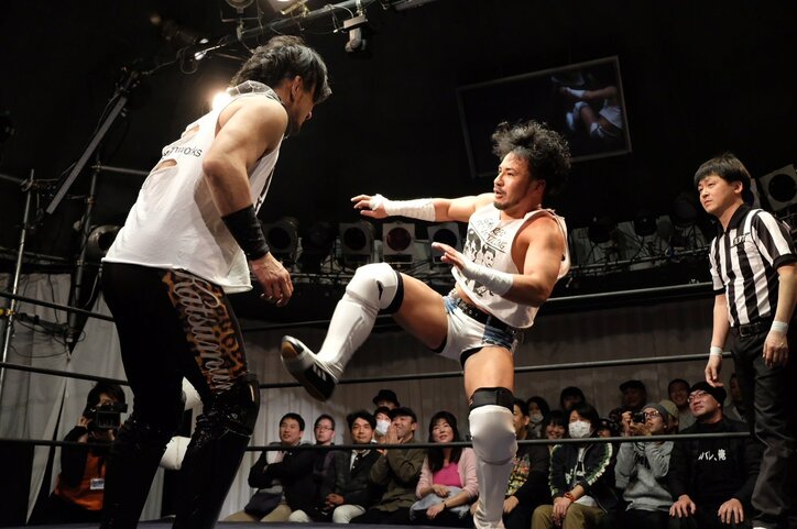 長渕キックに「ヨーソロー」コール　不器用なレスラー達は強敵に立ち向かう「俺達が弱いことなんて知ってるよ！」