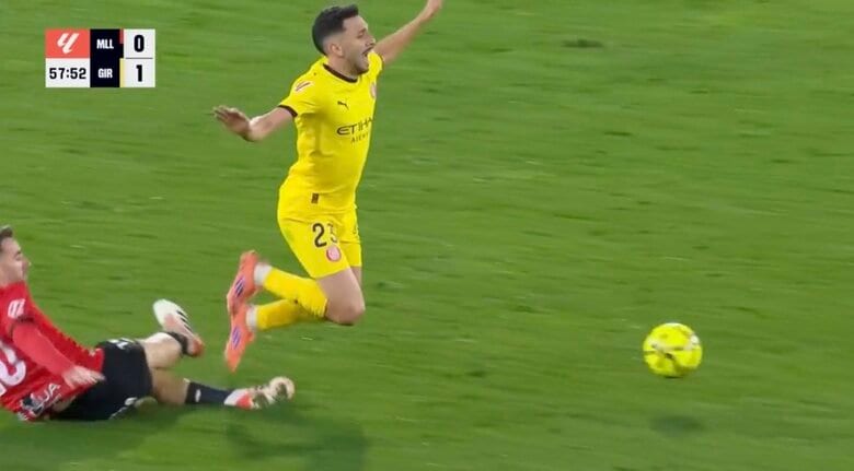 「レッドカードだろ」現地ファン絶叫！背後から“超危険タックル”→吹き飛ばされる衝撃シーン… スタジアム騒然