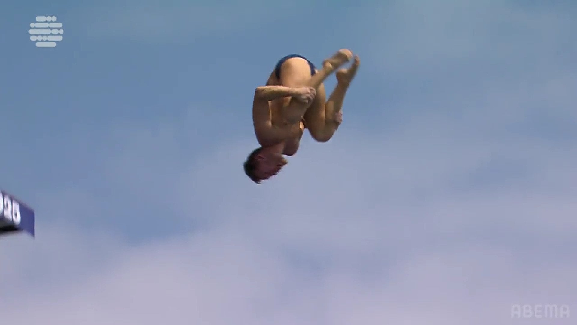 【映像】9階の高さから逆立ちジャンプ→4回転宙返りした瞬間