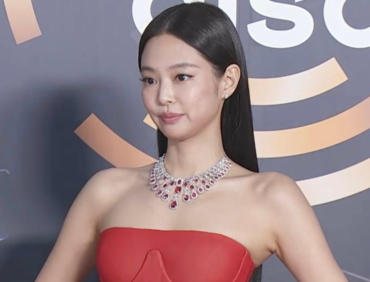 貫禄やばい」「完全にクイーン」JENNIE、真っ赤なドレスの豪華衣装で