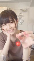 「笑顔にめっちゃ癒される」「可愛すぎてヤバい」有村藍里、さくらんぼを手に微笑むオフ動画に反響