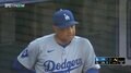 危ない! まるで昨日のベッツのリプレー!? ドジャース新人の左手死球にロバーツ監督「もうほんと勘弁してくれよ…」の表情