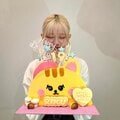 NiziUリク、19歳の誕生日を“NIZOO”の特大ケーキと共に報告「ずっとずっと大好き」と祝福の声
