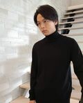 “タートルネック＆丸メガネ”の中村倫也に「凄く格好いい」「めちゃくちゃ素敵」とファン絶賛