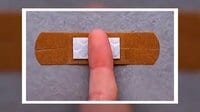 10秒で実践できる絆創膏の“画期的”な貼り方 「まるで魔法」