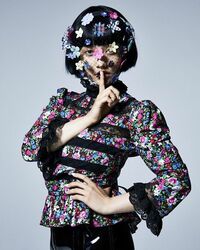 谷まりあ、美しい衣装を纏っての華麗なポージングに称賛の声「もはやアート」「異世界にいるマドンナ」