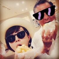 比嘉愛未、父とパンを頬張る仲良し2ショットに「ステキな父娘」「可愛い」の声