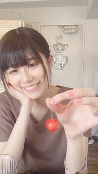 「笑顔にめっちゃ癒される」「可愛すぎてヤバい」有村藍里、さくらんぼを手に微笑むオフ動画に反響
