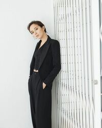 比嘉愛未、クールなメイク＆美脚を披露 「カッコいい！」「綺麗すぎ」と絶賛の声