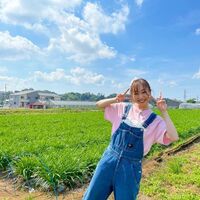 須田亜香里、ニラ畑での爽やかなオフショットを公開 「無邪気でかわいい」とファン称賛