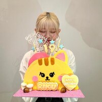 NiziUリク、19歳の誕生日を“NIZOO”の特大ケーキと共に報告「ずっとずっと大好き」と祝福の声