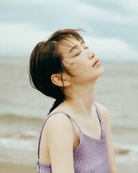 岡本夏美、海を感じる透明感あふれる横顔ショットにファン絶賛「夏の女神」「日本が誇れる女性」