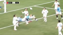 まさかの衝撃！Jリーグで“オーバーヘッド・ツインシュート”発生「リアル・キャプ翼だ」プレーもボールも“漫画”の奇跡的瞬間に「平成男児歓喜」