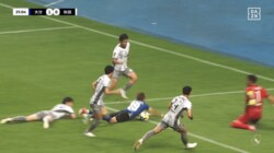 「絶対PK」「逆にシミュレーションに見える」J2リーグで物議を醸す判定！ 解説者も困惑した“微妙すぎる接触”の一部始終「VAR導入しませんか」