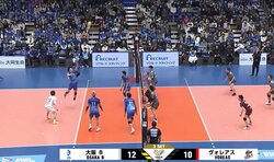 これは騙された…男子バレーでアリーナ騒然のトリックプレー！ バックアタック→緊急回避からの変則トスにどよめき