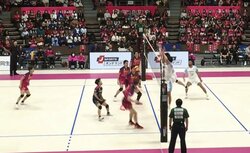 男子バレー、衝撃の“好珍”プレー「顔面レシーブ→寝ながらトス」本人も思わず苦笑