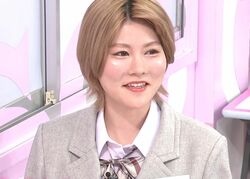 「彼氏が途切れたことない」モテモテ女性芸人、美太ももあらわな超ミニ制服姿を堂々披露「短すぎませんか？」