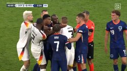 何してんだよ！両軍入り乱れて乱闘寸前→3人同時にイエローカード！「結構えぐい」体を狙った悪質スライディングに代表選手が激昂した瞬間