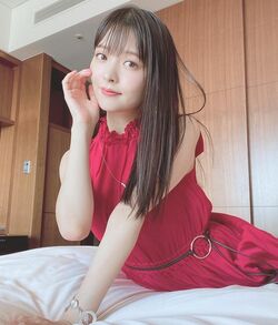 赤ドレスの破壊力で「追いすみペ」不可避？上坂すみれ、トレカのオフショットに「世界一かわいい」とファン悶絶