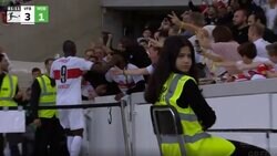 超クール！“美しすぎる警備員”が中継に映り込んだ瞬間が話題に ハットトリック達成でスタジアム大盛り上がり… の中で全く盛り上がってない