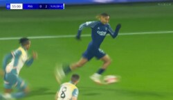 「人間兵器だ！」衝撃の股抜き＆爆速ドリブルに騒然「速すぎん？」「マジ痺れた！ 」PSGスピードスターに森保監督も驚愕