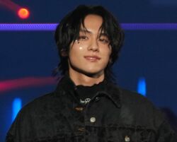 ニヤリ笑顔からのキス顔に会場悶絶！山下幸輝、目元ラメでセクシーさ爆発、色気振りまき大歓声