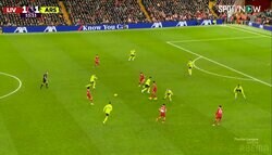 「リヴァプール式の遠藤航が爆誕」を象徴するワンシーン！日本代表MFの縦志向の鋭いダイレクトパス→決定機は「フィロソフィー通り」でクロップ監督も大きな拍手