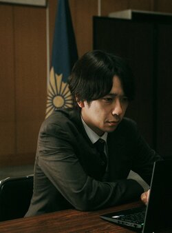 『インフォーマ -闇を生きる獣たち-』“警察官僚 参事官”二宮和也&“刑事”高橋和也の新場面写真を解禁