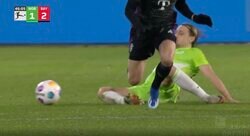 「退場だろ！」「逆ギレすんな」スタジアムに響く断末魔の叫び！ 背後から危険すぎる“殺人タックル”が直撃した瞬間　食らった選手が吹っ飛んだ危険プレー