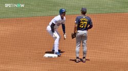 大谷翔平、2年連続20盗塁成功も直前に守備妨害で取消の“珍事” ロバーツ監督は「NO！NO!」猛抗議→判定覆らず“走り直し”で二盗&三盗の大激走