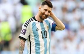 「ただのファンになってる」出待ちしてメッシとの2ショットをせがむオーストラリア選手たちの姿が大反響「やっぱりメッシは特別」