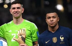 「無礼だ」「許せない」パレードでムバッペの赤ちゃん人形を掲揚、アルゼンチン守護神の度重なる侮辱行為に大バッシング「素晴らしいGKだけど…」