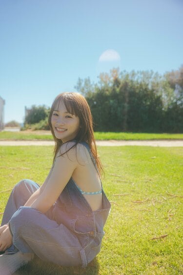 俳優・川栄李奈、笑顔と美ボディ映える水着先行カット公開 1st写真集