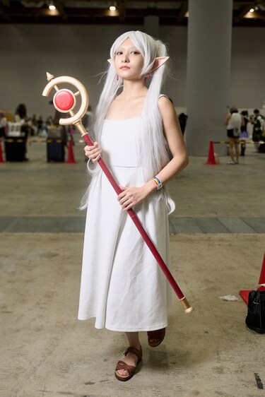 夏らしいワンピースにこだわり！『葬送のフリーレン』美麗コスプレの 