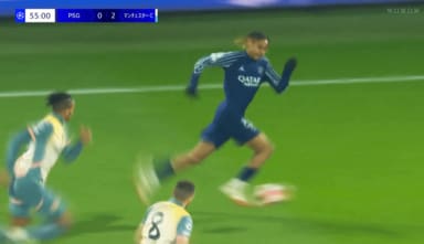 「人間兵器だ！」衝撃の股抜き＆爆速ドリブルに騒然「速すぎん？」「マジ痺れた！ 」PSGスピードスターに森保監督も驚愕