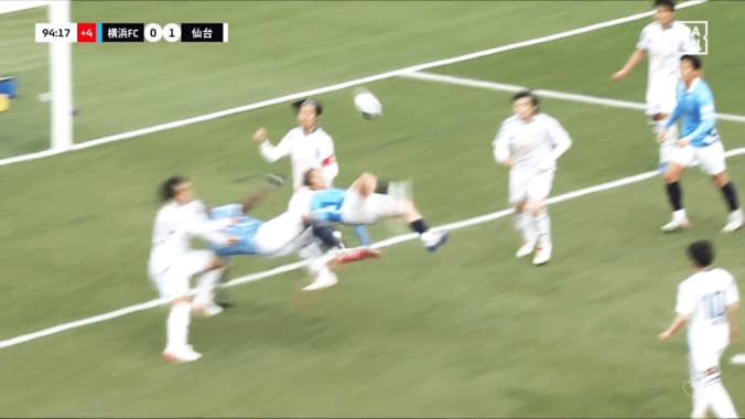 ほぼ同時に飛んだ山田康太とアダイウトン