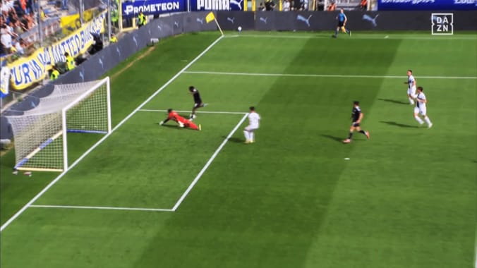 嘘だろ！？ 鈴木彩艶、“マトリックス仰け反り”にファン驚愕「腕の伸ばし方すごい」「リアクションの速さレベチ」“反応だけで”大ピンチに粘り勝ちした瞬間 2枚目